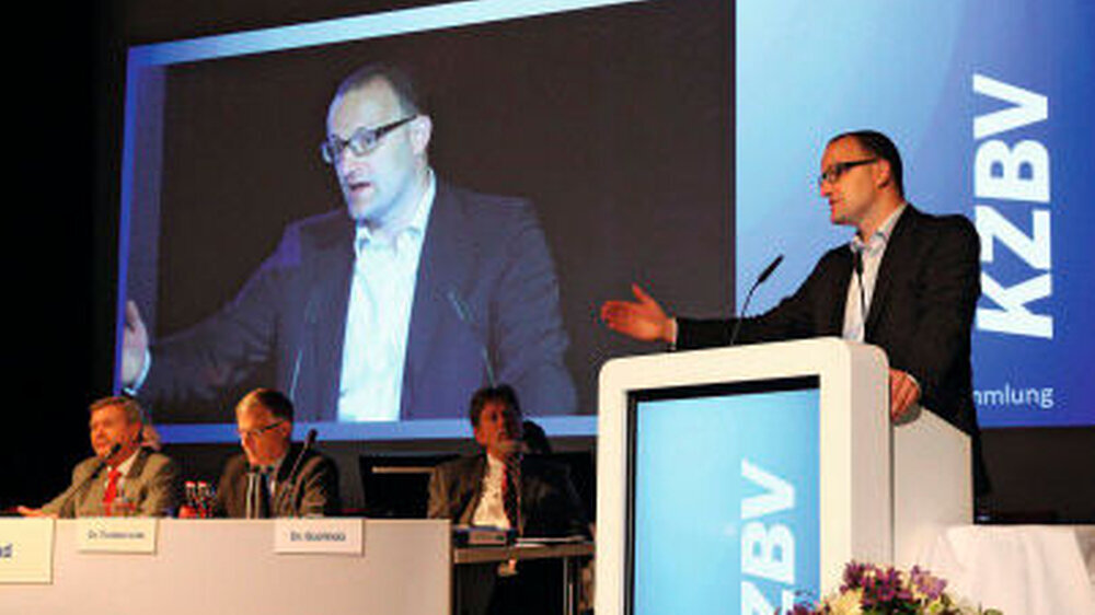 Jens Spahn kann der Bürgerversicherung aber auch gar nichts abgewinnen: „Das ist kein großer Wahlkampfschlager“ sagte er den Delegierten und dem KZBV-Vorstand Dr. Wolfgang Eßer, Dr. Jürgen Fedderwitz und Dr. Günther E. Buchholz auf der VV am 22.