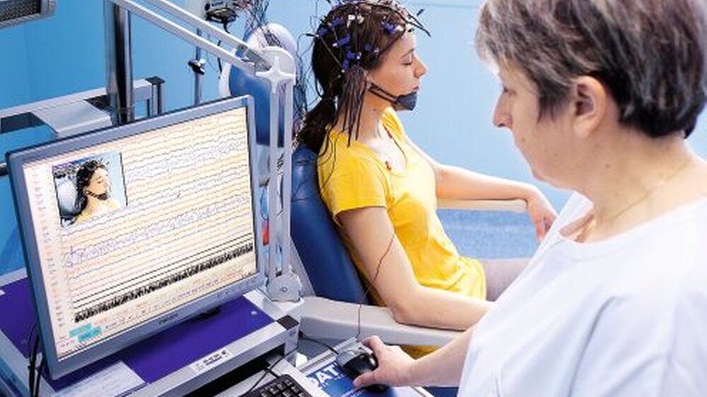 Eine frühzeitige Diagnostik – wie hier mit dem EEG – sowie die schnell einsetzende Therapie sind entscheidend für die Prognose.