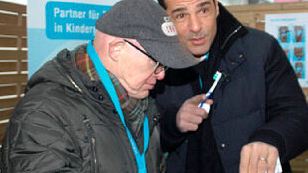Die Schauspieler Bobby Brederlow und Erol Sander im Zahnputzdialog