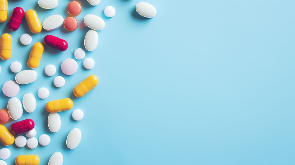 Verschiedene Antibiotika-Tabletten bunt vor einem hellblauen Hintergrund. Verschiedene Antibiotika-Tabletten bunt vor einem hellblauen Hintergrund.