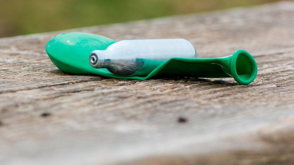 Balloon and nitrous oxide canister after use Lachgas