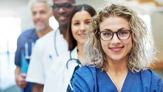 Team aus Ärzten und Pflegern im Krankenhaus.