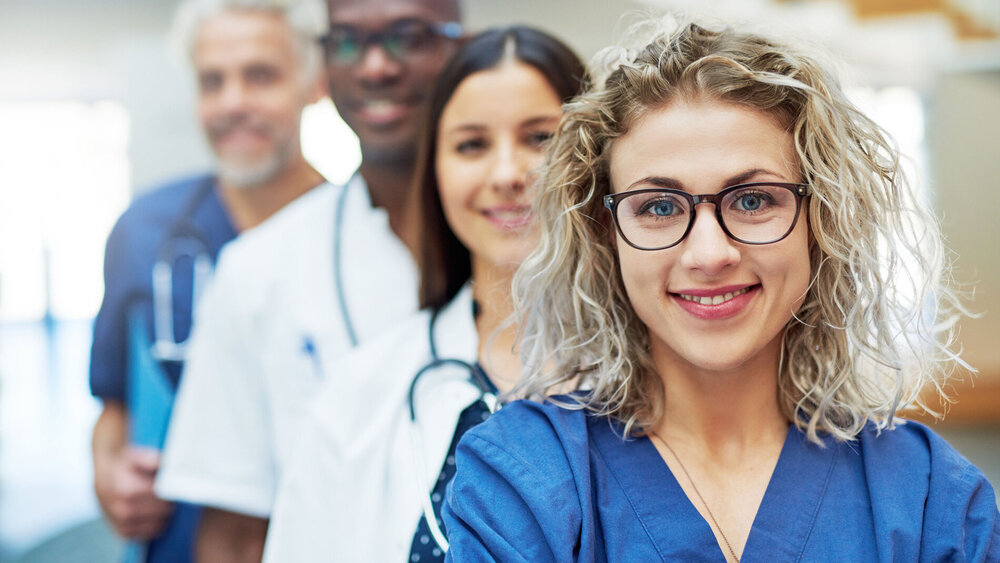 Team aus Ärzten und Pflegern im Krankenhaus.