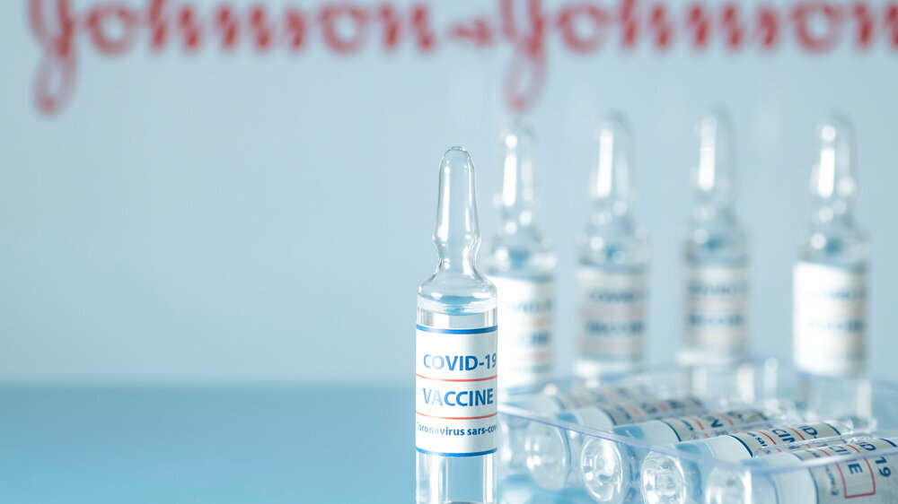 Der Corona-Impfstoff von Johnson & Johnson unterscheidet sich zu den drei anderen zugelassenen Vakzinen von Biontech/Pfizer, Moderna und Astrazeneca darin, dass nur eine Injektion nötig ist.