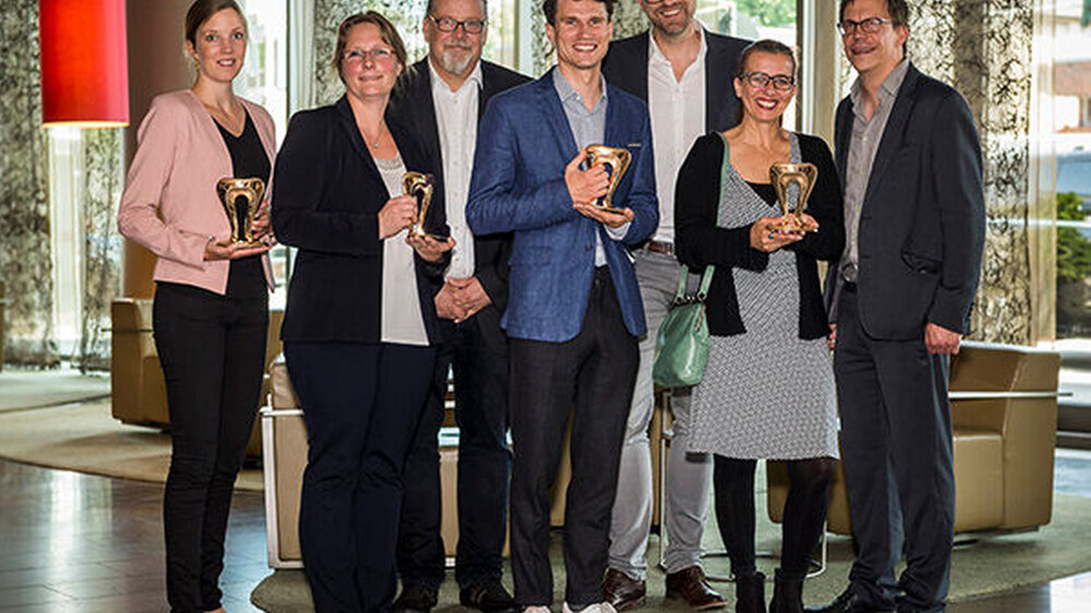 Die Preisträger des Journalistenpreises Abdruck 2018 (vordere Reihe von links): Sina Horsthemke, Focus Gesundheit (Print), Claudia Scholz, Radio Bremen (Hörfunk), Dr. Jakob Simmank, die Zeit (Print), Natalie Schneiders vom Team von Wissen vor acht – Z