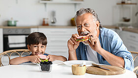 Kaufähigkeit Ernährung Kaukraft Kaumuskulatur Essen Butterbrot