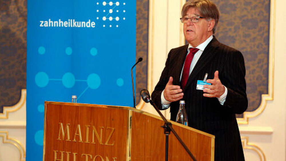 Der Präsident der LZK Rheinland-Pfalz, San.-Rat Dr. Michael Rumpf, lud die Teilnehmer herzlich ein, sich und ihr Team von den Referenten auf den neuesten Stand der Forschungsergebnisse, Techniken, Diagnosemöglichkeiten und Therapieschritte bringen zu lassen. |