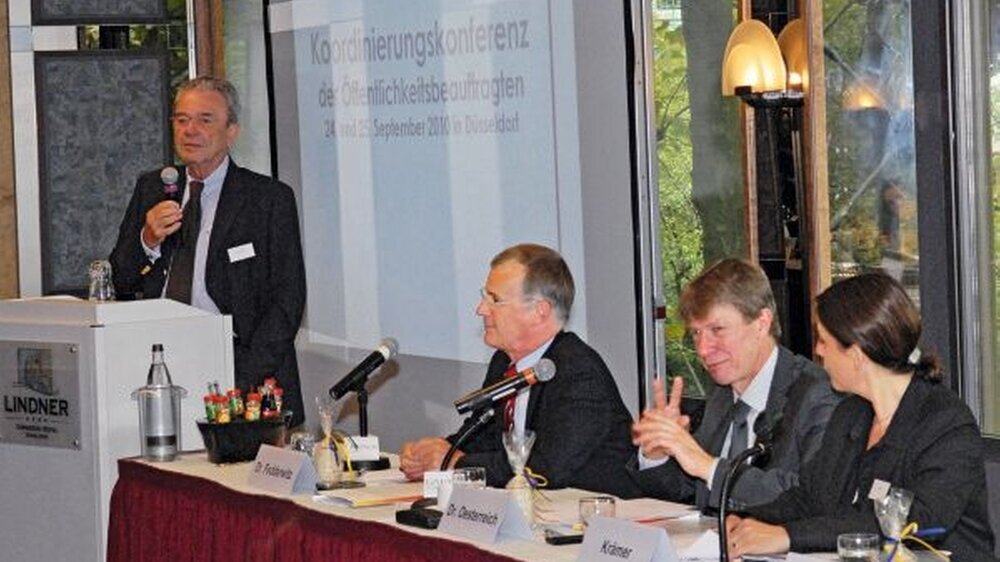Die Gastgeber in Düsseldorf: Rolf Hehemann, Stellvertretender Vorsitzender der KZV Nordrhein, der KZBV-Vorsitzende Dr. Jürgen Fedderwitz, BZÄK-Vizepräsident Dr. Dietmar Oesterreich und Jette Krämer, BZÄK, Leiterin Öffentlichkeitsarbeit (v.l.n.r.)