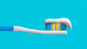 Zahnbürste mit Zahnpasta