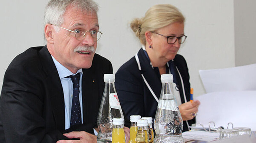 Dr. Klaus Bartling, Vorsitzender des BZÄK-Ausschusses für beruflichen Nachwuchs (l., neben ihm seine Stellvertreterin Sabine Steding) erklärte: „Jede Kammer hat das Thema erkannt.“ Wichtig sei die spezifische Ansprache junger Kollegen in ihrer jewe