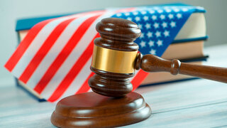 Richterhammer mit US-Flagge im Hintergrund