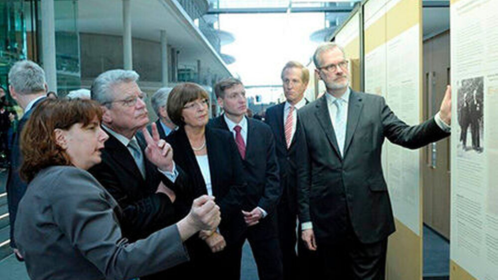 Der damalige Bundespräsident Joachim Gauck und die damalige Bundesgesundheitsministerin Ulla Schmidt bei der Ausstellungseröffnung 2014 im Bundestag.