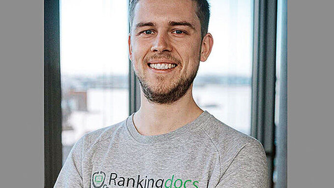René Ramcke ist der Gründer und CEO von Rankingdocs. Die SEO- und Content Marketing Agentur hat sich auf die Datenanalysen von Arzt- und Zahnarztpraxen spezialisiert.