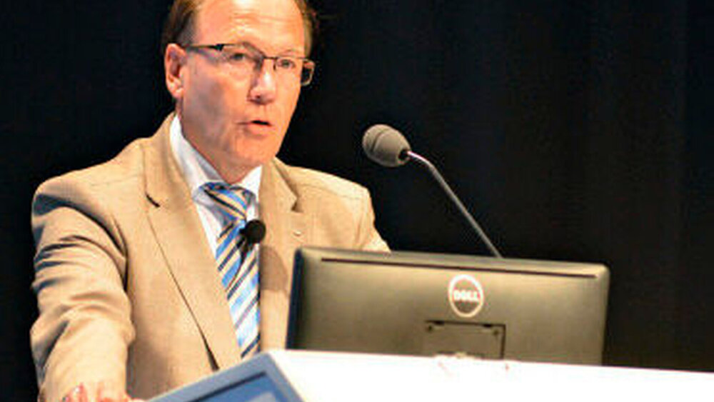 Kammerpräsident Dr. Michael Brandt appellierte an Ministerin Wanka: „Prüfen Sie immer, ob die Millionen, die wir durch das SGB V für Bürokratie und Kontrolle ausgeben, nicht besser in der Heilbehandlung angelegt sind!“ Er forderte: „Stoppen Sie \r\ndie Versozialrechtlichung, vertrauen Sie der Profession und vertrauen Sie der Selbstverwaltung!“ Und er gab die Richtung vor: „Definieren wir uns durch Fachlichkeit!“ |
