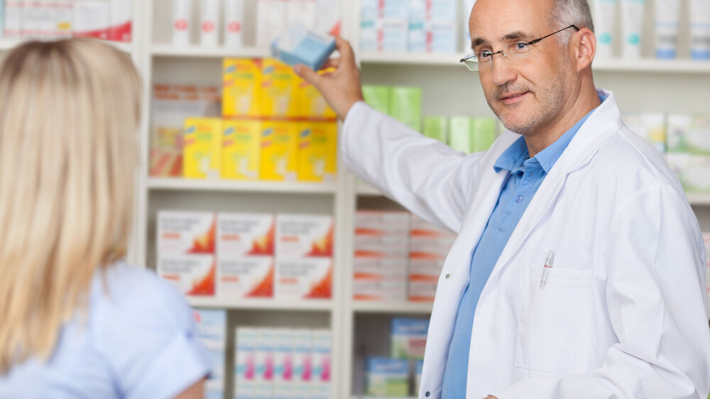 Apotheker berät Kundin Apotheker berät Kundin