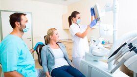 Zahnärzteteam mit Patientin