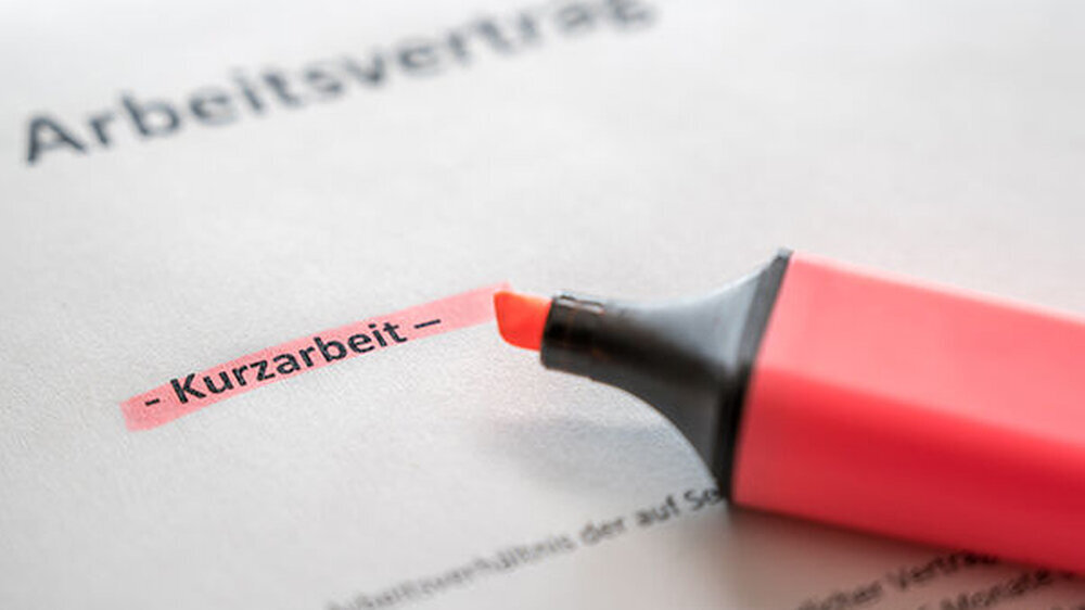 Das erhöhte Kurzarbeitergeld gibt es längstens bis Ende 2020. Für Arbeitnehmer in Kurzarbeit werden ab 1. Mai bis Ende 2020 bereits bestehende Hinzuverdienstmöglichkeiten erweitert.