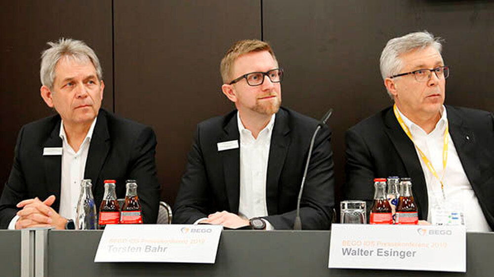 V.l.n.r.: ZTM Thomas Kwiedor, Direktor Produktmanagement bei BEGO Goldschlägerei und Medical, Torsten Bahr, Business Manager und Walter Esinger, Geschäftsführer BEGO Implant Systems