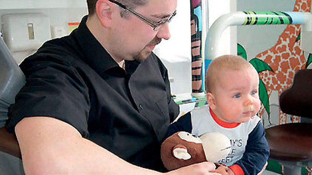Platzieren Orientierung: Kinder sitzen oder liegen meist auf dem Schoß der Eltern. Besonders ganz kleinen Kindern kann weiterhin eine verlängerte Orientierungszeit gegeben werden. |