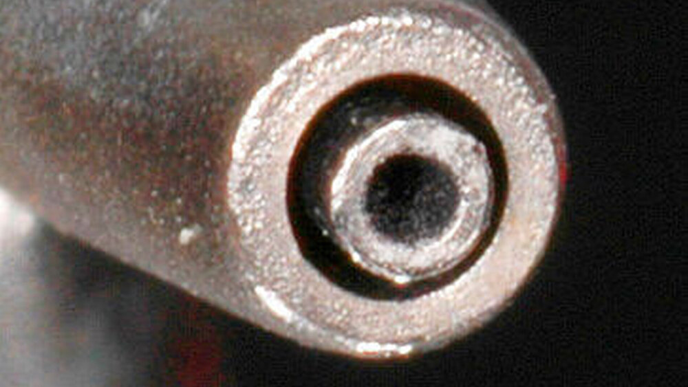 Abbildung 6: Makrofotografie einer Pulverstrahldüsenöffnung unmittelbar nach deren Anwendung. Bei genauer Betrachtung sind neben den Charakteristika eines „Hohlkörpers“ gemäß RKI Richtlinien Biofilm- beziehungsweise Pulverrückstände sichtbar. Eine korrekte Aufbereitung der Düse nach jedem Patienten ist daher obligat. |