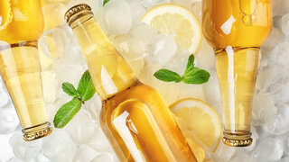 Limonadenflaschen auf Eis.