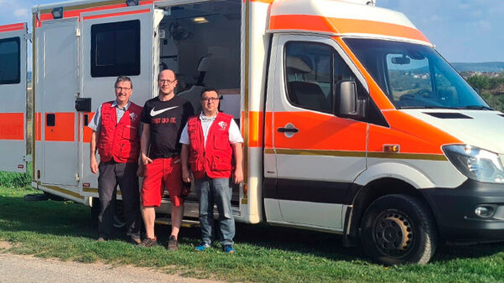 Das Zahnmobil des Dental Emergency Team und der Stuttgarter Hilfsorganisation STELP ist startklar. Die Zahnärzte Dr. Armin Reinartz (l.) und Dr. Alexander Schafigh (r.) wollen mit Rettungssanitäter Christian Novoselac in den Geflüchtetenlagern der ukra