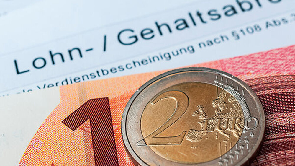Von der Erhöhung profitieren mehr als sechs Millionen Menschen in Deutschland, teilt die Bundesregierung mit – vor allem in Ostdeutschland und viele Frauen.