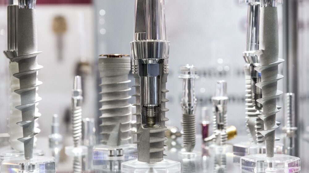 Abb. 1: Keine Wirkung ohne Nebenwirkung: Mit der zunehmenden Zahl an Implantatinsertionen steigen auch die Prävalenzen von Periimplantitis. In der Folge entwickelt sich ein breiter und differenzierter Markt rund um die Produkte für Prophylaxe und Therapie periimplantärer Erkrankungen.