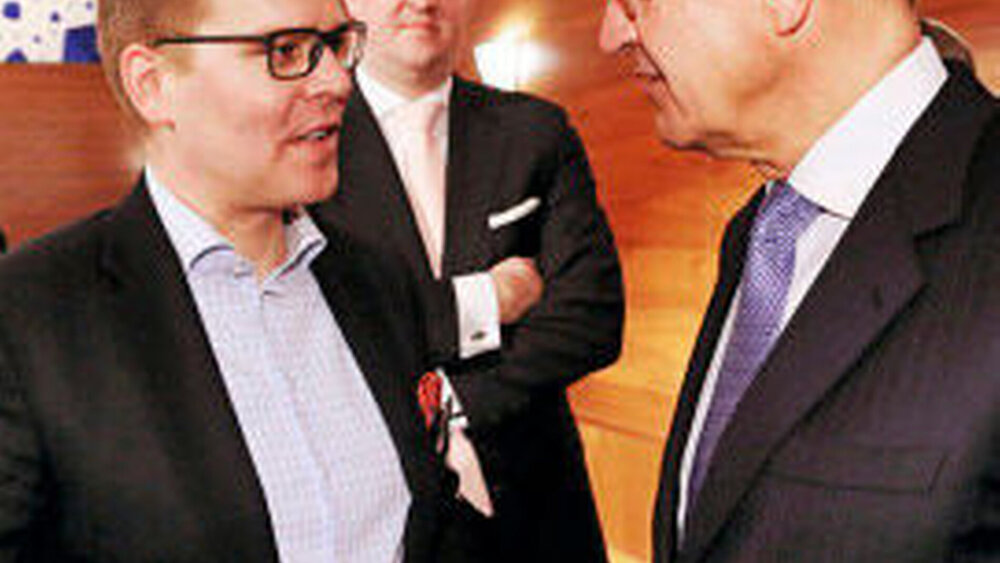 219558-flexible-1900 Dr. Peter Engel mit Tino Sorge, MdB CDU/CSU, dahinter BZÄK-HGF RA Florian Lemor. |