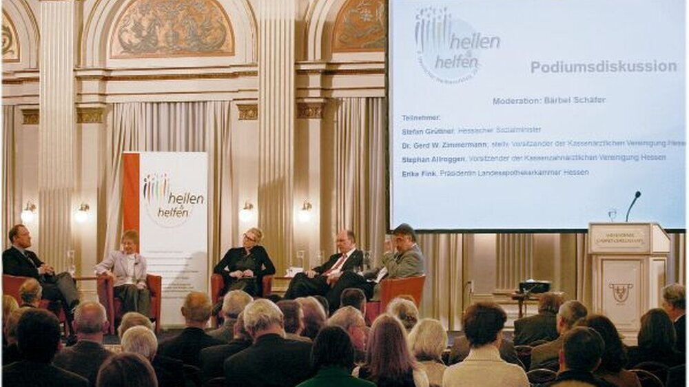 Die Diskutanten und die Moderatorin (v.l.n.r.): Stephan Allroggen, Vorsitzender des Vorstands der Kassenzahnärztlichen Vereinigung Hessen, Erika Fink, Präsidentin der Landesapothekerkammer Hessen, Bärbel Schäfer, Moderatorin, Stefan Grüttner, Hessisc