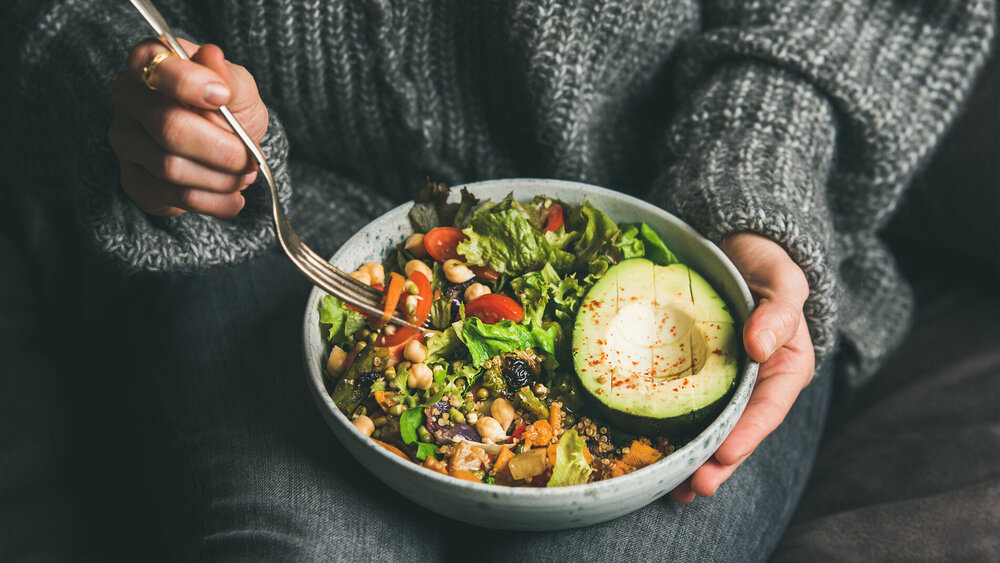 Gesundes Essen: In einer Bowl sind Gemüse, Nüsse und Salate.