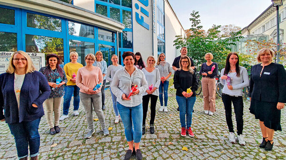 Wegen Corona musste das Projekt um ein halbes Jahr nach hinten verschoben werden: Inzwischen ist die Klasse mit 15 QuereinsteigerInnen gestartet. \r\n\r\n