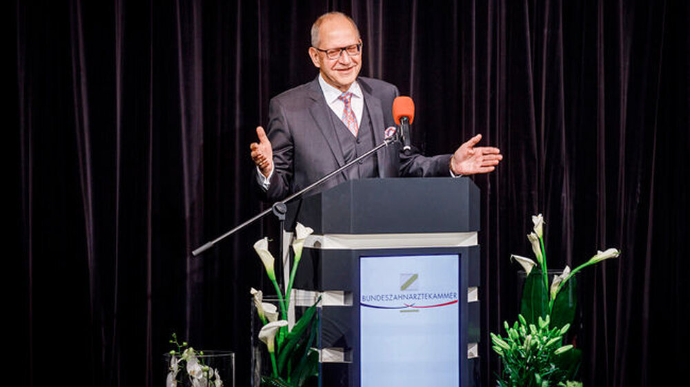 Dr. Peter Engel bei der feierlichen Eröffnung
des Zahnärztetages im Berliner Theater „Die Stachelschweine“