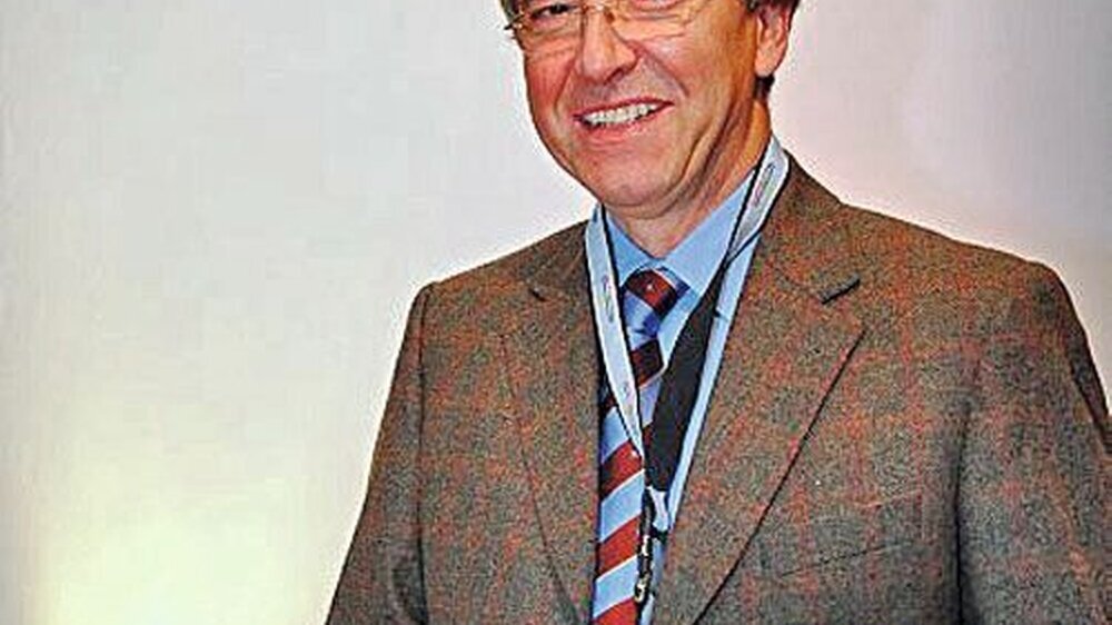 Neuer Botschafter: Dr. Klaus Winter stellte beim diesjährigen Deutschen Zahnärztetag das Spenden- Nilpferd des HDZ vor.