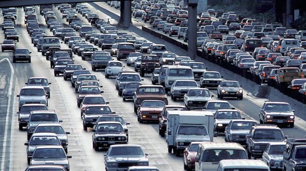 Verkehrskolonnen schieben sich oft tagtäglich an Wohnsiedlungen vorbei. Ein stetiger Lärmpegel steht in der Luft – ganz abgesehen von den Abgasen, kann es zu körperlichen Schäden kommen.