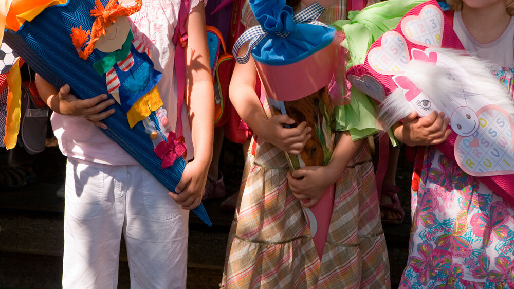 Bunte Schultütenparade, Einschulung, Kinder halten ihre Schultüten. Bunte Schultütenparade, Einschulung, Kinder halten ihre Schultüten.