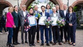 v.l.: Janina Werner (Wrigley Oral Healthcare Program, Unterhaching), Prof. Dr. Nadine Schlüter (Jury, Hannover), Prof. Dr. Thomas Attin (Jury, Zürich), Prof. Dr. Dr. Bettina Pfleiderer (1. Preis „Praxis & Gesellschaft“, Münster), Dr. Christian Rath (Jury, Darmstadt), Dr. Basel Kharbot (Hauptpreis „Wissenschaft“, Berlin), Prof. Dr. Hendrik Meyer-Lückel (Jury, Bern), Dr. Guido Elsäßer (2. Preis „Praxis & Gesell-schaft“, Kernen), Prof. Dr. Joachim Klimek (Jury, Gießen), Prof. Dr. Rainer Haak (Jury, Leipzig), Prof. Dr. Annette Wiegand (Jury, Göttingen)