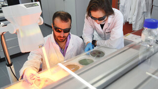 Mikrobenjäger: Die Empa-Forschenden Paula Bürgisser und Giacomo Reina vom «Nanomaterials in Health» Labor in St. Gallen.