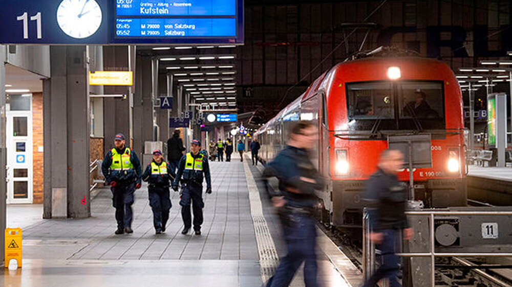 Sicherheitskräfte von der Bundespolizei und DB-Sicherheit gehen am Eurocity-Zug aus Venedig vorbei. Der aus Furcht vor dem Coronavirus am Brenner gestoppte Zug ist mit mehrstündiger Verspätung am frühen Montagmorgen in München angekommen.