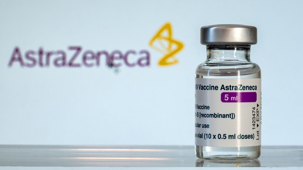 Donnerstag will die EMA entscheiden, ob eine Neubewertung des Vakzins notwendig ist. Bis dahin sei die bisherige EMA-Einschätzung gültig, wonach die Vorteile von Astra Zeneca größer sind als das Risiko durch Nebenwirkungen.