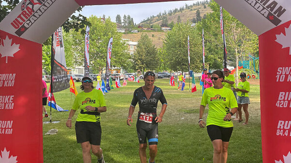 Zieleinlauf: Nach 31 Stunden und 11 Sekunden überquert Jung in
Summerland, Kanada, die Ziellinie. Der 58-Jährige belegte damit den 9. Rang unter den 22 Starterinnen und Startern.