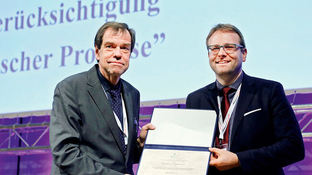 Preisträger PD Dr. Dr. Christian Kirschneck (r.) und DGZMK-Präsident Prof. Dr. Michael Walter