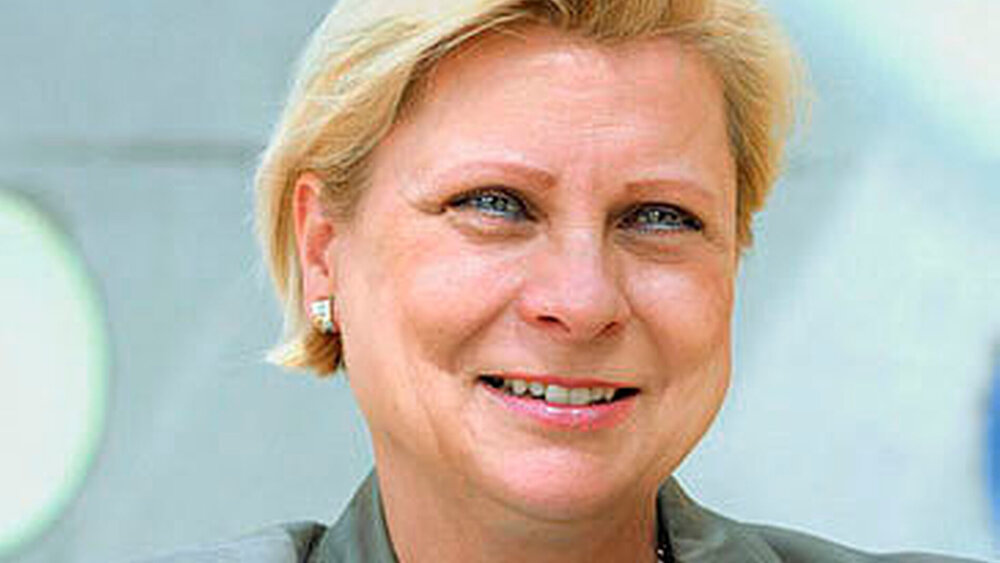 Die gesundheitspolitische Sprecherin der SPD-Fraktion im Bundestags-Gesundheitsausschuss Hilde Mattheis hat ihr Statement nach der Vorlage des Kabinettsentwurfs angekündigt. Am 10. Oktober sagte sie in einem Interview unter anderem: „Ich möchte, dass das Selbstverwaltungsstärkungsgesetz den Namen verdient, der ihm gegeben wurde. Ich bin der Ansicht, dass wir lieber noch einmal darüber sprechen, ob das wirklich ein Selbstverwaltungsstärkungsgesetz ist, oder ob es nicht eher ein Gesetz ist, mit dem wir versuchen, viele zu schlagen, wenn wir nur einen treffen wollen.“ |