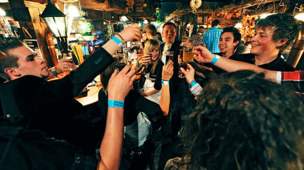 Gerade bei Partys fließt unter Jugendlichen eine Menge Alkohol. Die prämierten Projekte setzen hier direkt an, um Erfolge zu erzielen.