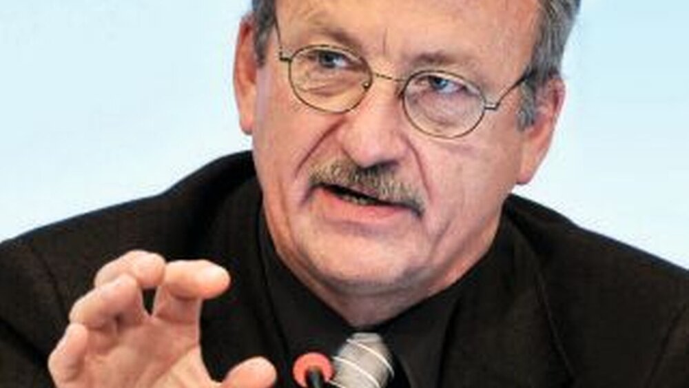 Dr. K. Ulrich Rubehn, Vorsitzender des GOZ-Senats der BZÄK, kommentiert und erläutert die wichtigsten Änderungen der Novelle. |