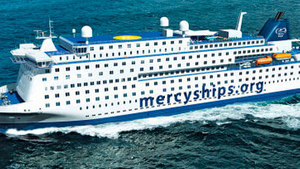 Die MS Africa Mercy auf See: Die Kapazität der schwimmenden Klinik ist ausgelegt für bis zu 7 000 Operationen jährlich. | Die MS Africa Mercy auf See: Die Kapazität der schwimmenden Klinik ist ausgelegt für bis zu 7 000 Operationen jährlich. |