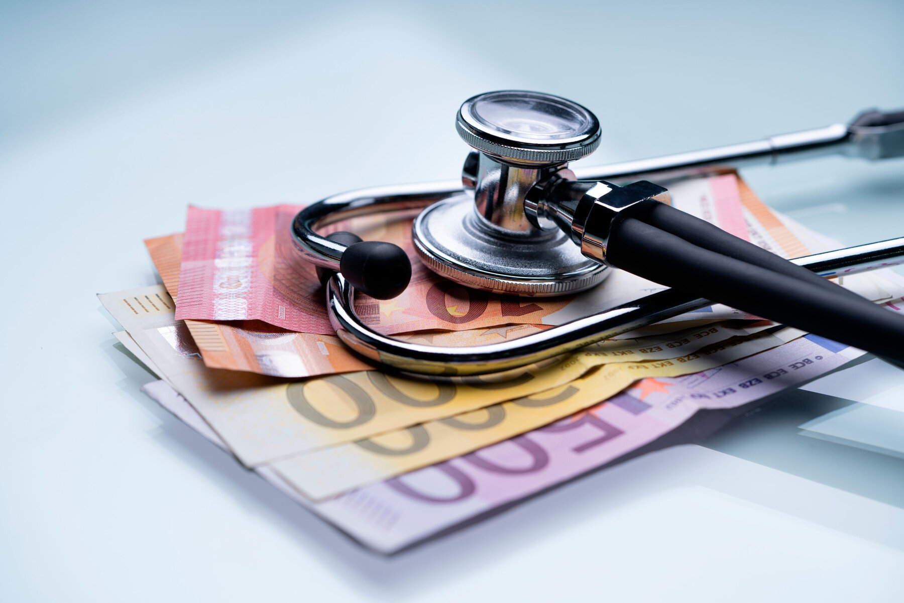 Gesundheitsversorgung: Geld und medizinisches Stethoskop