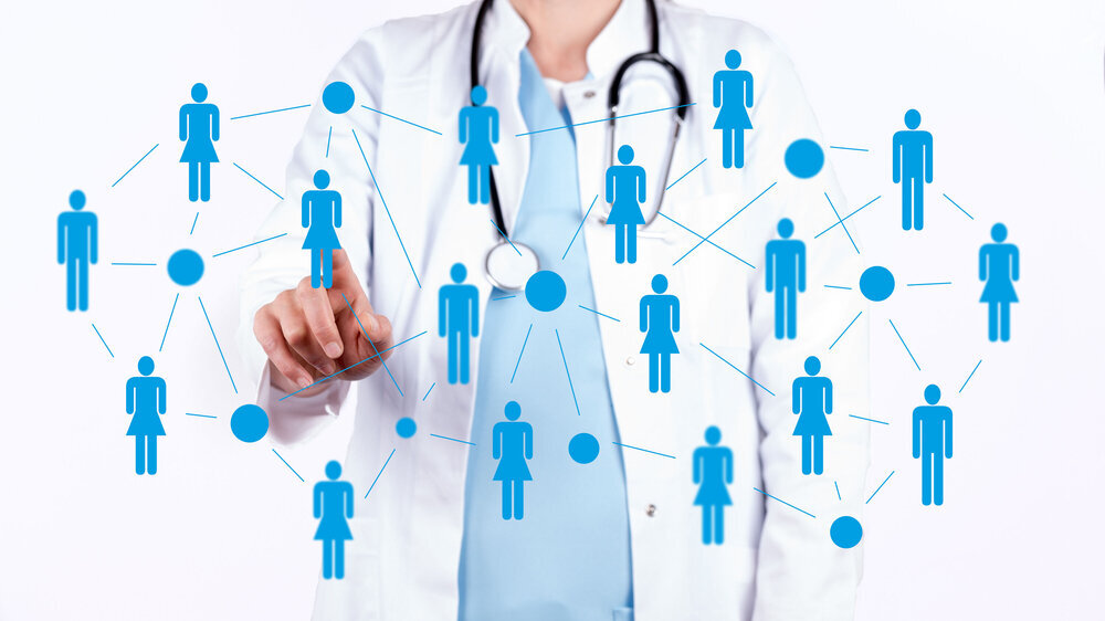 Arzt vor einer virtuellen Wand mit einem Netzwerk von Patienten
