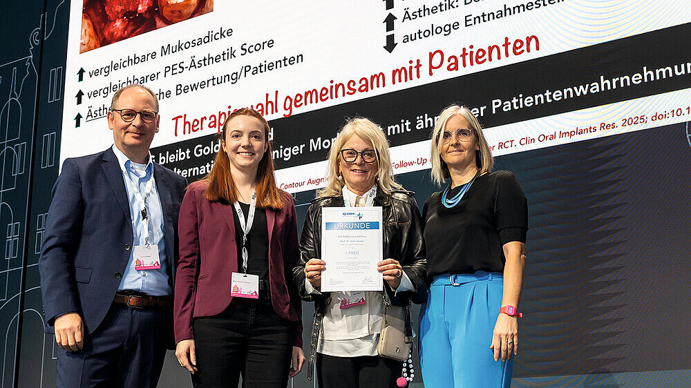 Mit dem ersten Preis für klinische Studien ausgezeichnet wurde Prof. Dr. Karin Jepsen (3. v. l., Poliklinik für Zahnerhaltung und Parodontologie, Zentrum für Zahn-, Mund- und Kieferheilkunde, Universitätsklinikum Bonn) für ihre klinische Studie [3] zu Veränderungen des periimplantären Gewebes bei Einzelimplantatversorgungen nach einer Weichgewebe-Augmentation (STA) mit einer volumenstabilen Kollagenmatrix (VCMX) oder Bindegewebe (SCTG). Dabei wurden die Beschaffenheit der Schleimhaut und periimplantäre Parameter sowie die Bewertung der Ästhetik und Zufriedenheit durch die Behandelnden und die Patientinnen und Patienten ausgewertet. Daraus ergab sich, dass sowohl VCMX als auch SCTG drei Jahre nach der Implantatbelastung für stabiles periimplantäres Weichgewebe mit minimalen Konturveränderungen sorgten. Die von den Behandelnden bewertete Gesamtästhetik sprach für SCTG, während sich bei den Patientinnen und Patienten keine signifikanten Unterschiede zwischen den Gruppen zeigten.