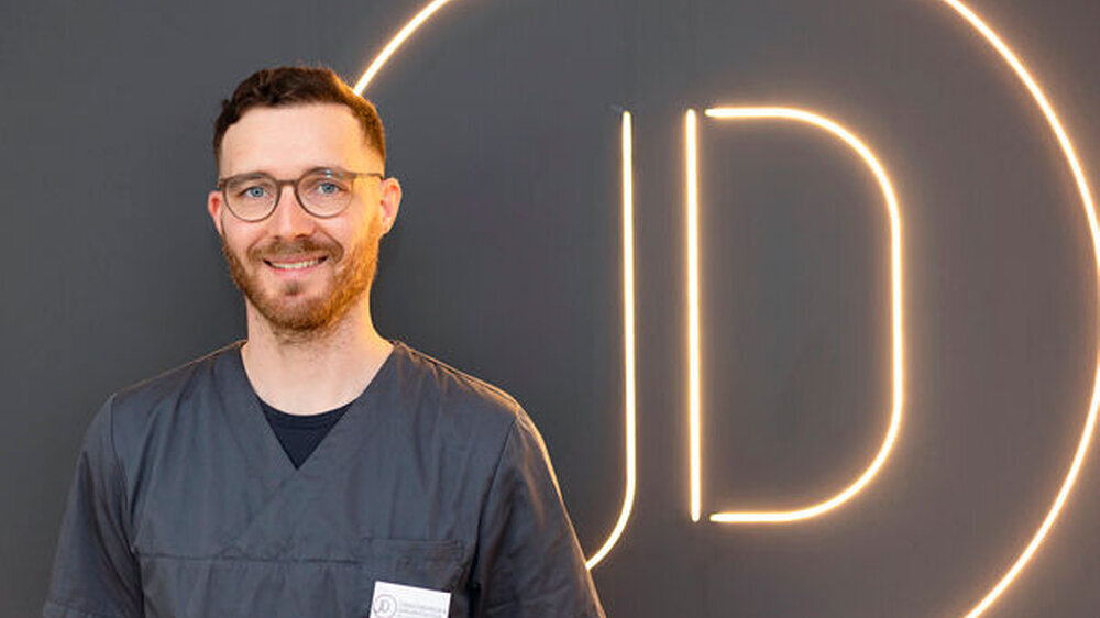 Als Dr. Jan Demmerle mit der Praxisgründung startete, hatte er viele Infos noch nicht. Erst nach und nach kamen die Tipps zusammen – auch durch den Austausch mit KollegInnen. Heute möchte er sein Wissen mit anderen teilen.\r\n
